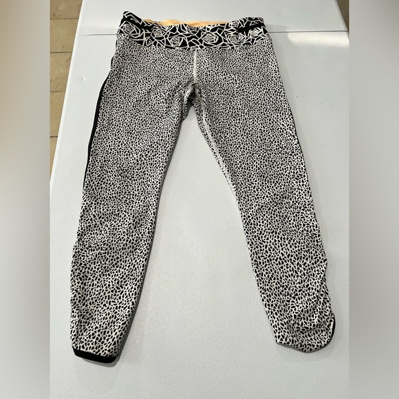 Lululemon  3/4 Real Quick Tight Luxtreme Miss
Mosaic Spot White Black Size 10 - Picture 3 of 11